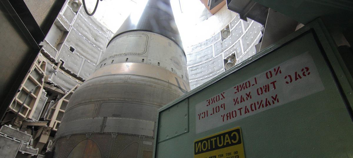 退役的泰坦II导弹在亚利桑那发射井中展示.