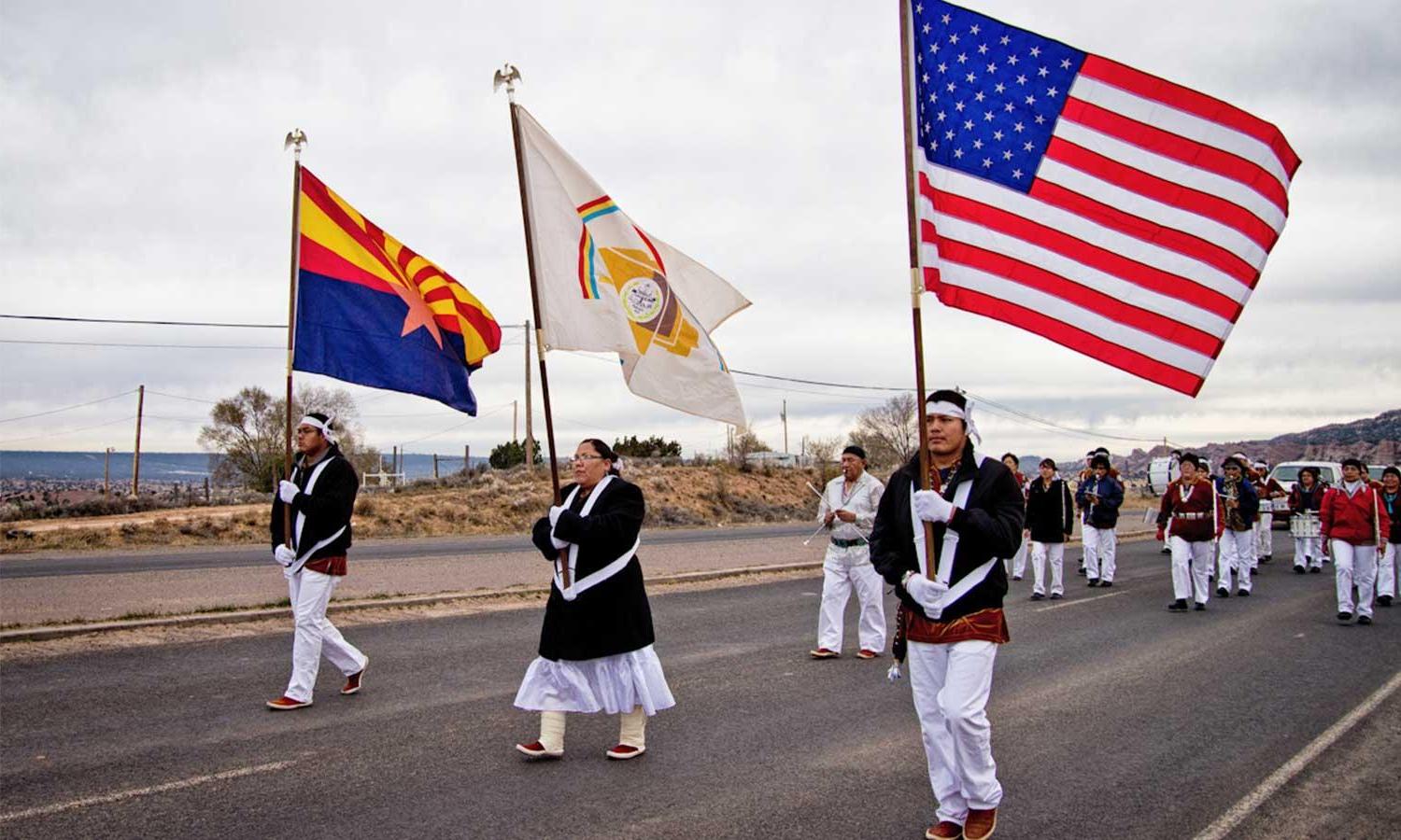 纳瓦霍民族乐队在亚利桑那州的窗口岩石向首都进军.
